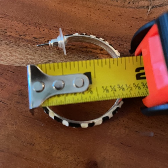 CACHE BLACK/WHITE ENAMEL HOOP EARRINGS - Picture 11 of 11